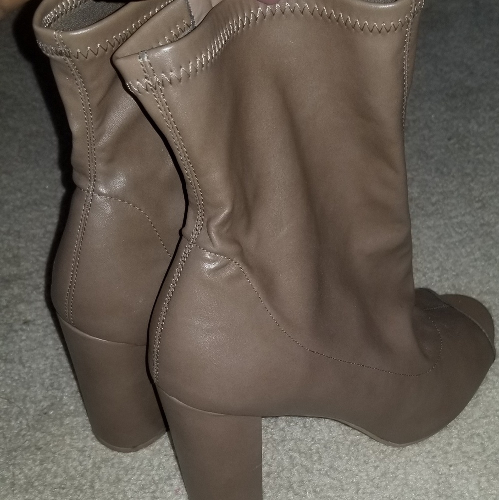 Heels - Picture 2 of 3